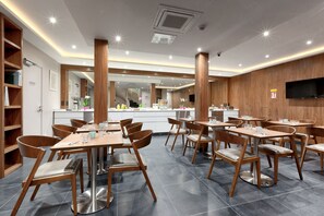 Petit déjeuner buffet servi tous les jours en supplément