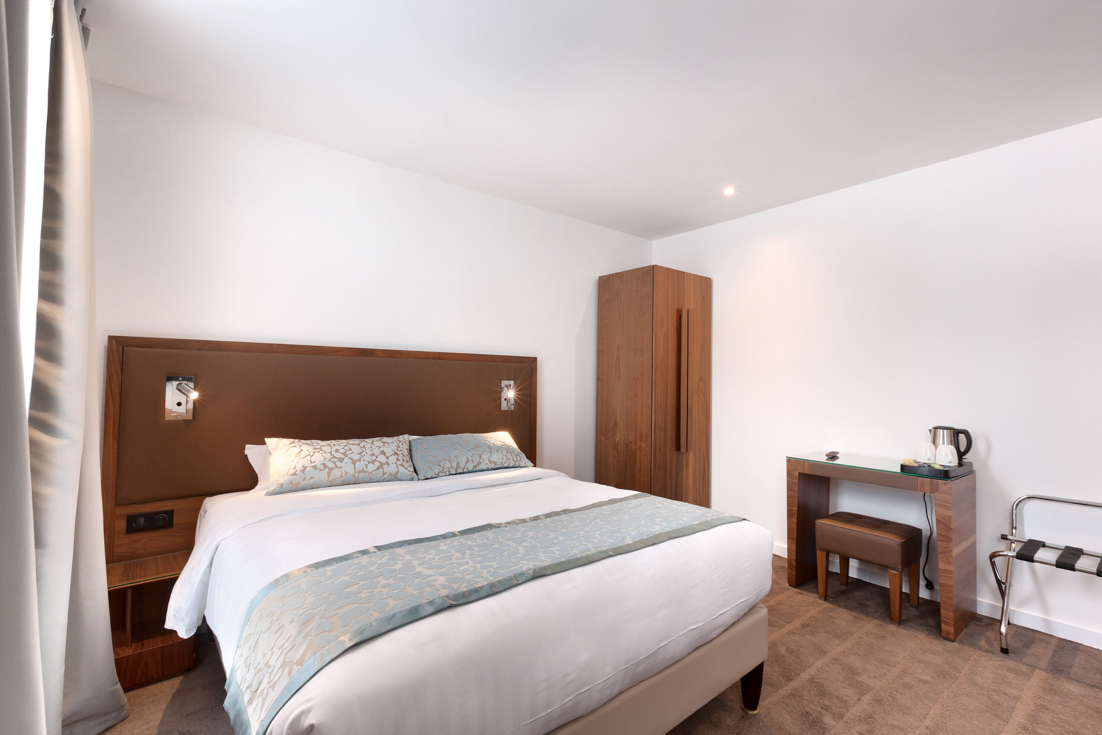 premium bedding, minibar, desk, soundproofing