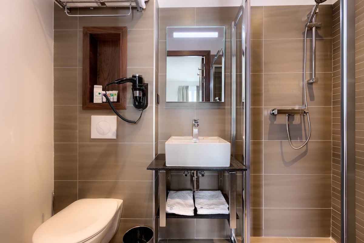 Üç Kişilik Oda | Banyo | Duş, ücretsiz banyo/kozmetik ürünleri, saç kurutma makinesi, havlu