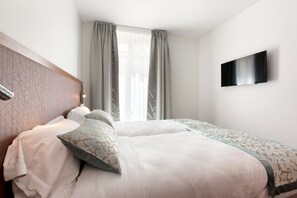 Habitación con 2 camas individuales | Ropa de cama de alta calidad, minibar, escritorio y insonorización 