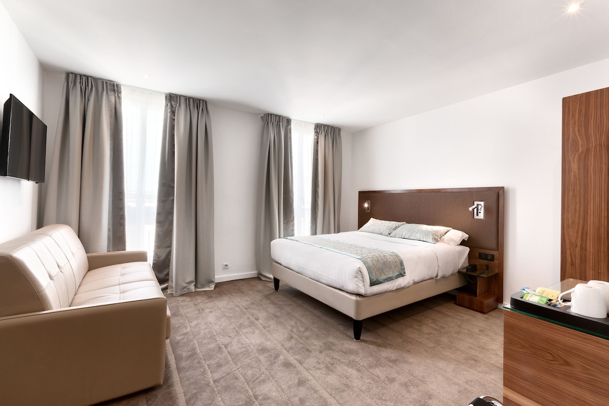 Premium bedding, minibar, desk, soundproofing