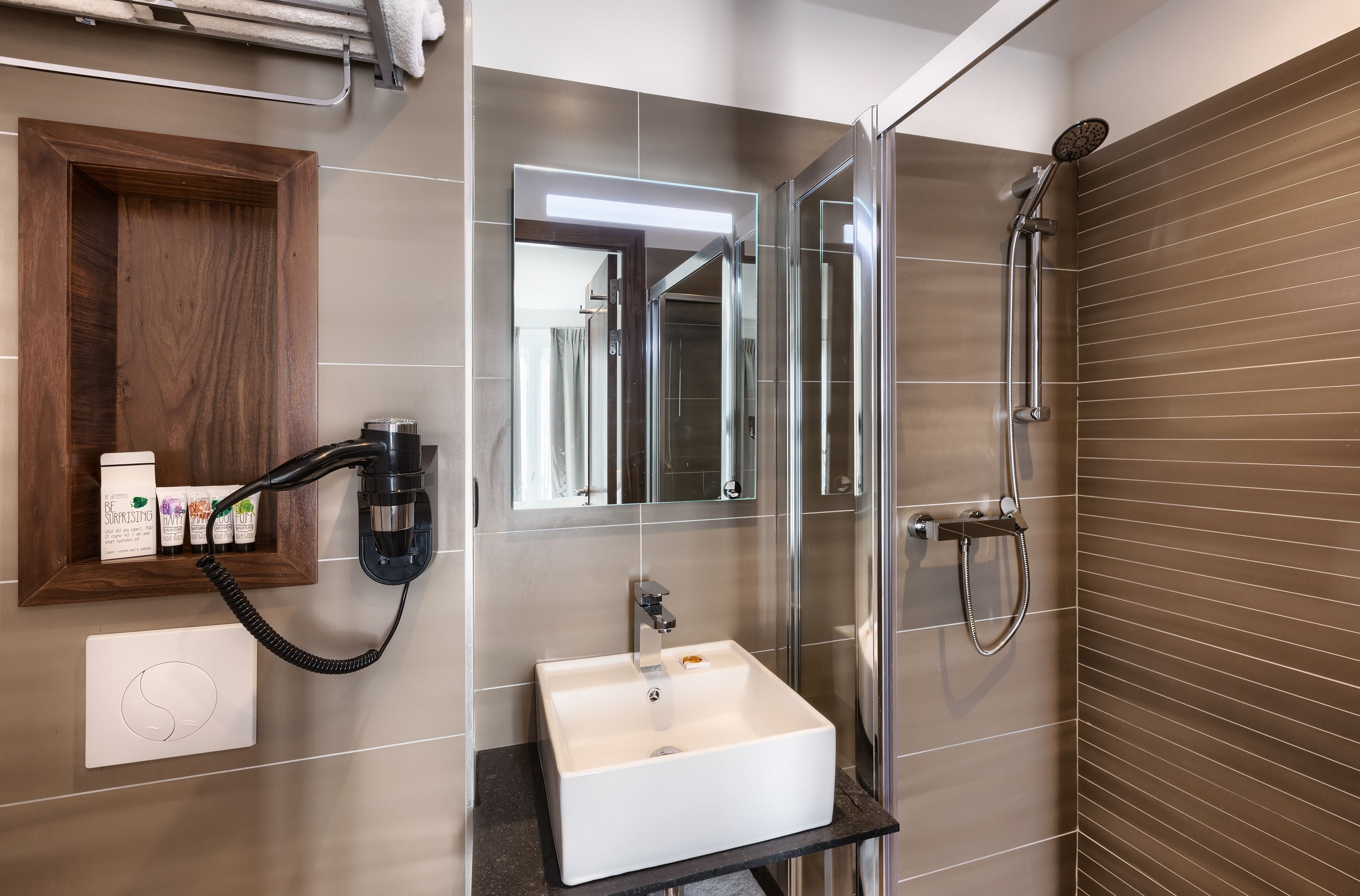 triple room | bathroom | shower, free toiletries, hair dryer, towels