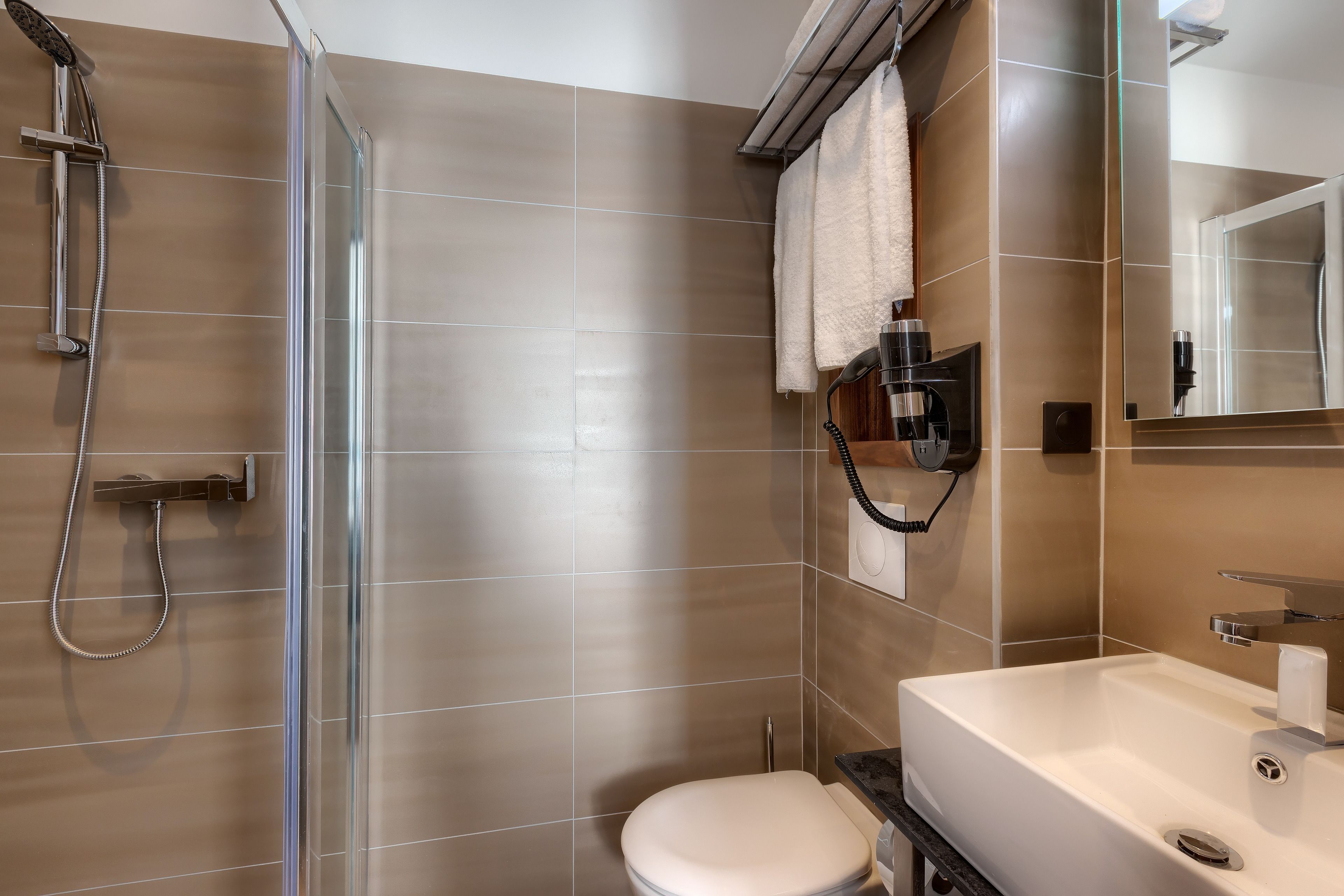 standard single room | bathroom | shower, free toiletries, hair dryer, towels