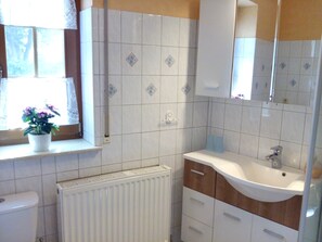 Double Room, Garden View | Bathroom | Shower, rainfall showerhead, free toiletries, hair dryer