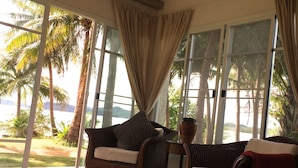 Sea View Suite | มินิบาร์, ตู้นิรภัยในห้องพัก, โต๊ะทำงาน, ผ้าม่านกันแสง