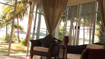 Sea View Suite | Minibar, in-room safe, desk, blackout drapes