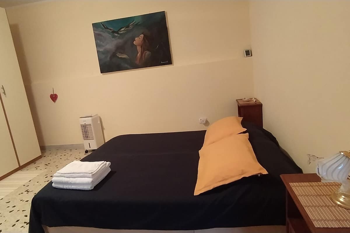 Suíte, 1 quarto, cozinha, no piso térreo | 1 quarto, roupas de cama premium, escrivaninha