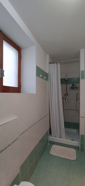 Suite, 1 Bedroom, Kitchen, Ground Floor | Bathroom | Free toiletries, hair dryer, bidet, towels - Camere Riviera di Ulisse (Minturno)