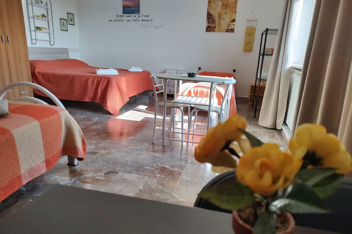 Quarto quádruplo, sacada | 1 quarto, roupas de cama premium, escrivaninha
