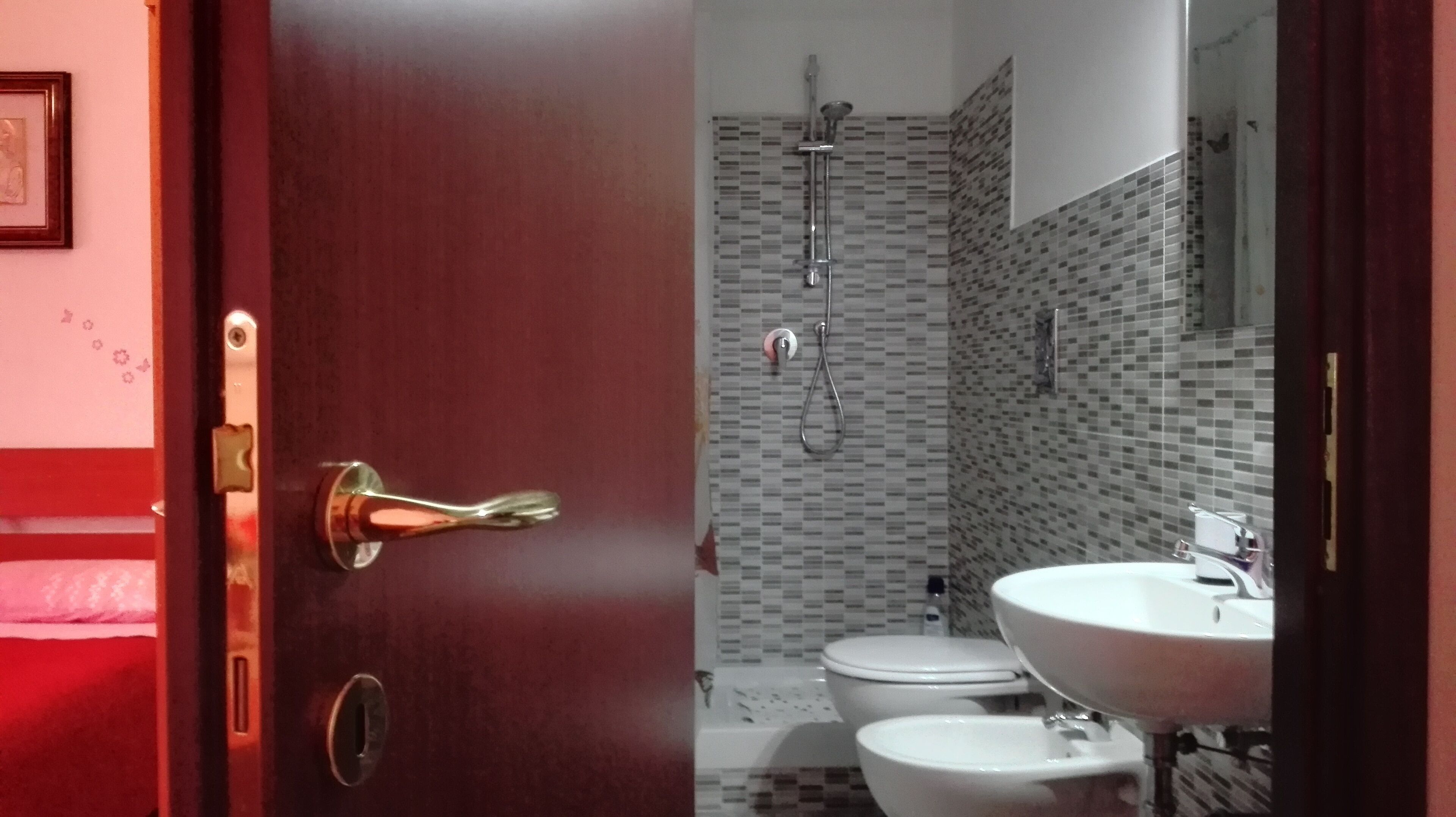 Habitación triple, balcón | Baño | Artículos de higiene personal gratuitos, secador de pelo, bidé y toallas
