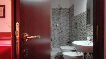 Habitación triple, balcón | Baño | Artículos de higiene personal gratuitos, secador de pelo, bidé y toallas