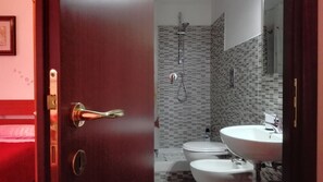 Quarto triplo, sacada | Banheiro | Produtos de toalete grátis, secador de cabelo, bidê, toalhas de banho