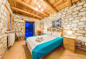 Apartemen, 1 kamar tidur, lantai dasar | Brankas, setrika/meja setrika, Wi-Fi gratis, dan seprai linen