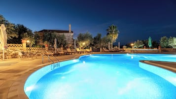 Sæsonbestemt udendørs pool, åben fra kl. 08.00 til kl. 20.00, parasoller