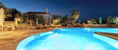 Piscine extérieure (ouverte en saison), parasols de plage