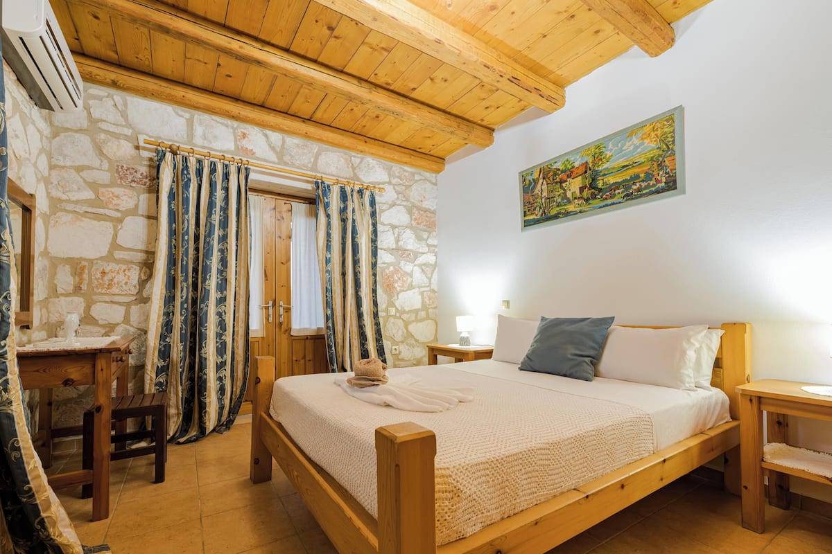 Duplex | In-room safe, iron/ironing board, free WiFi, bed sheets