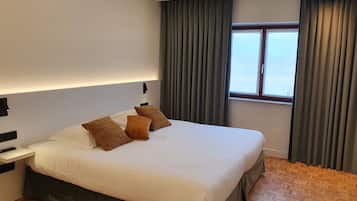 Minibar, in-room safe, desk, iron/ironing board