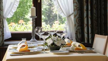 Petit déjeuner, déjeuner et dîner servis sur place