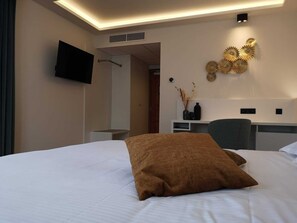 Dobbeltrom – superior | Minibar, safe på rommet, skrivebord og strykejern/-brett