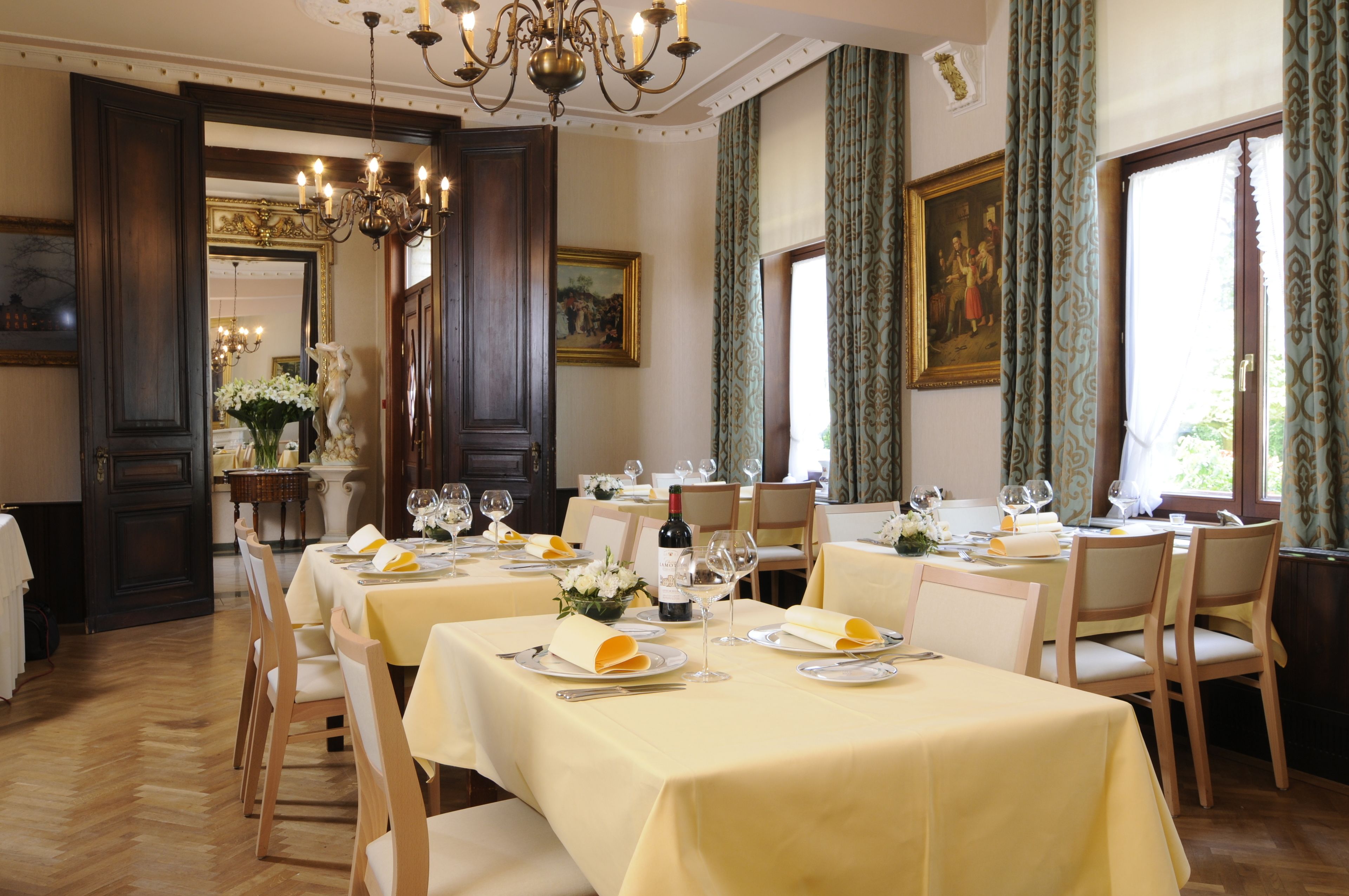 breakfast, lunch and dinner served