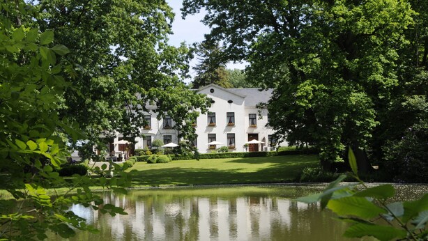 A large white building with multiple windows and a well-maintained lawn in front. - Kasteel van Nieuwland (Aarschot)