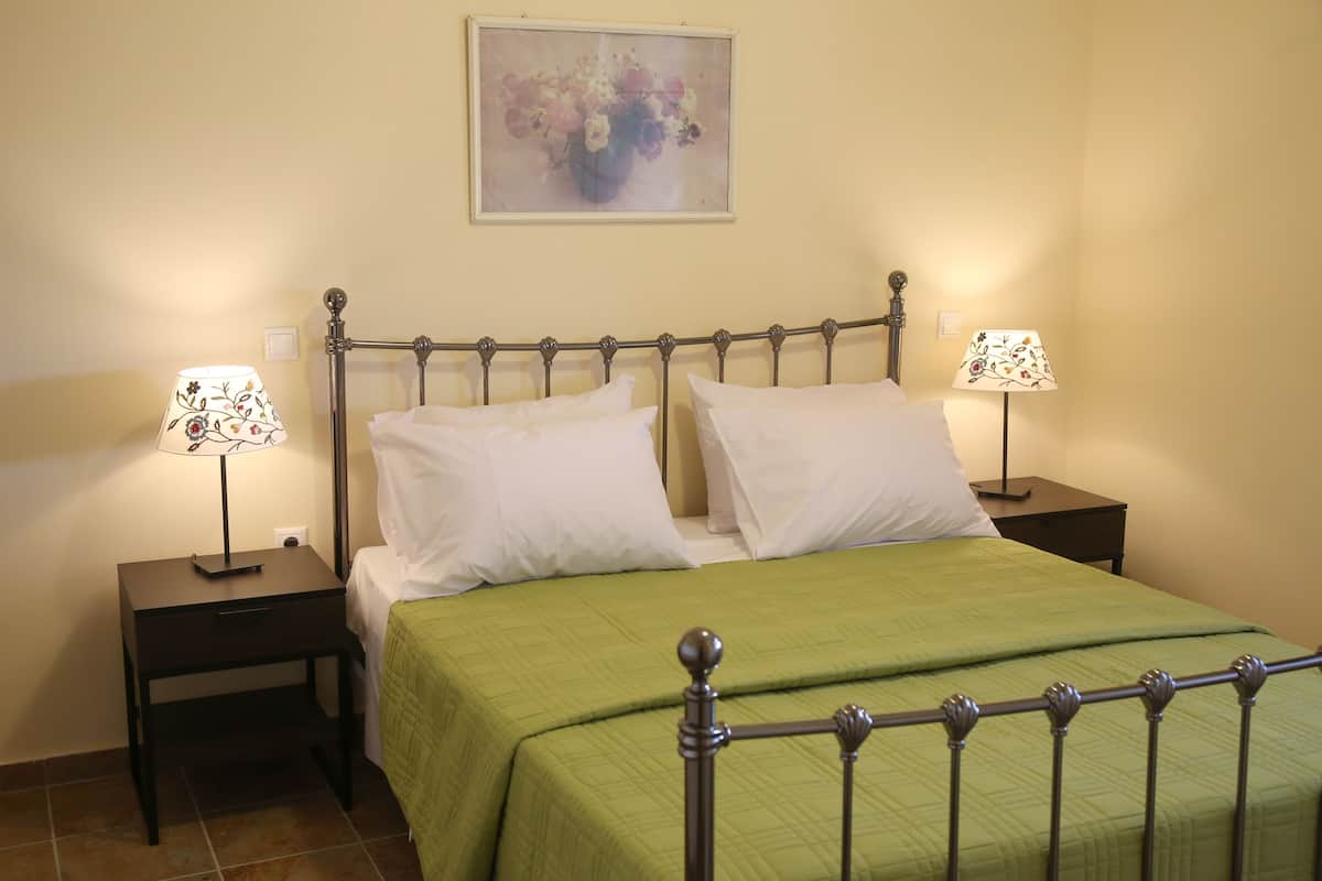 Villa, 3 habitaciones, acceso a la alberca, vista parcial al mar (Elissavet) | Escritorio, insonorización y tabla de planchar con plancha