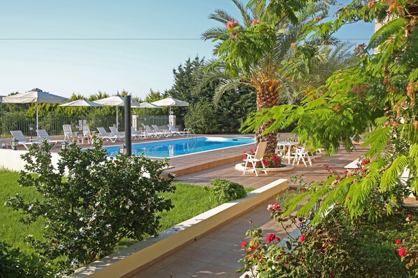 Outdoor pool, an infinity pool, pool umbrellas, pool loungers - Elaia Villas (Sitia)