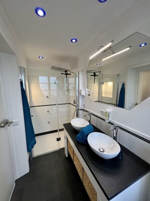 Estudio Confort (Klabautermann) | Baño | Regadera, secadora de cabello, jabón, shampoo