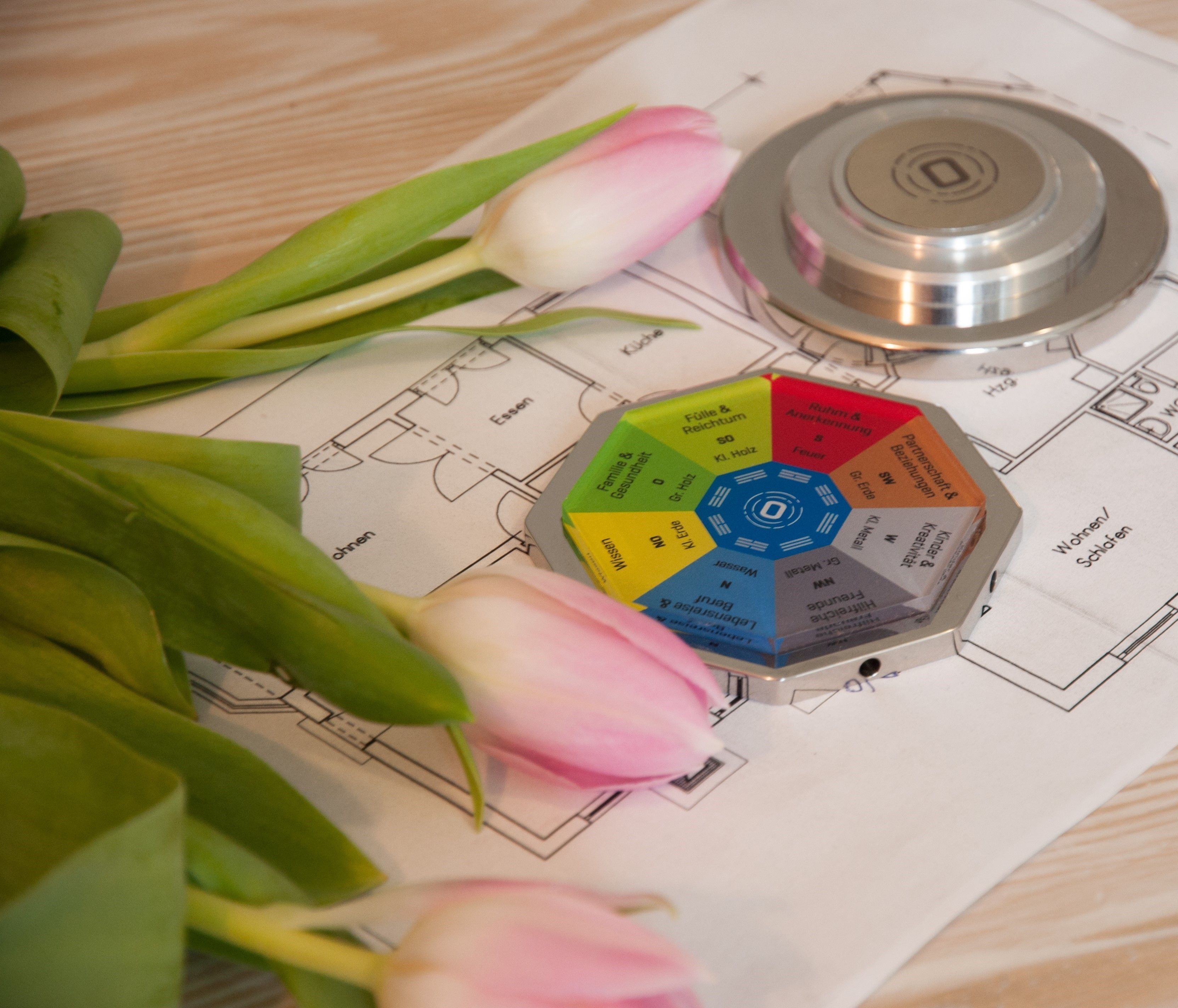 A room layout plan with a central hexagonal object, possibly a clock or decorative item, surrounded by tulips.