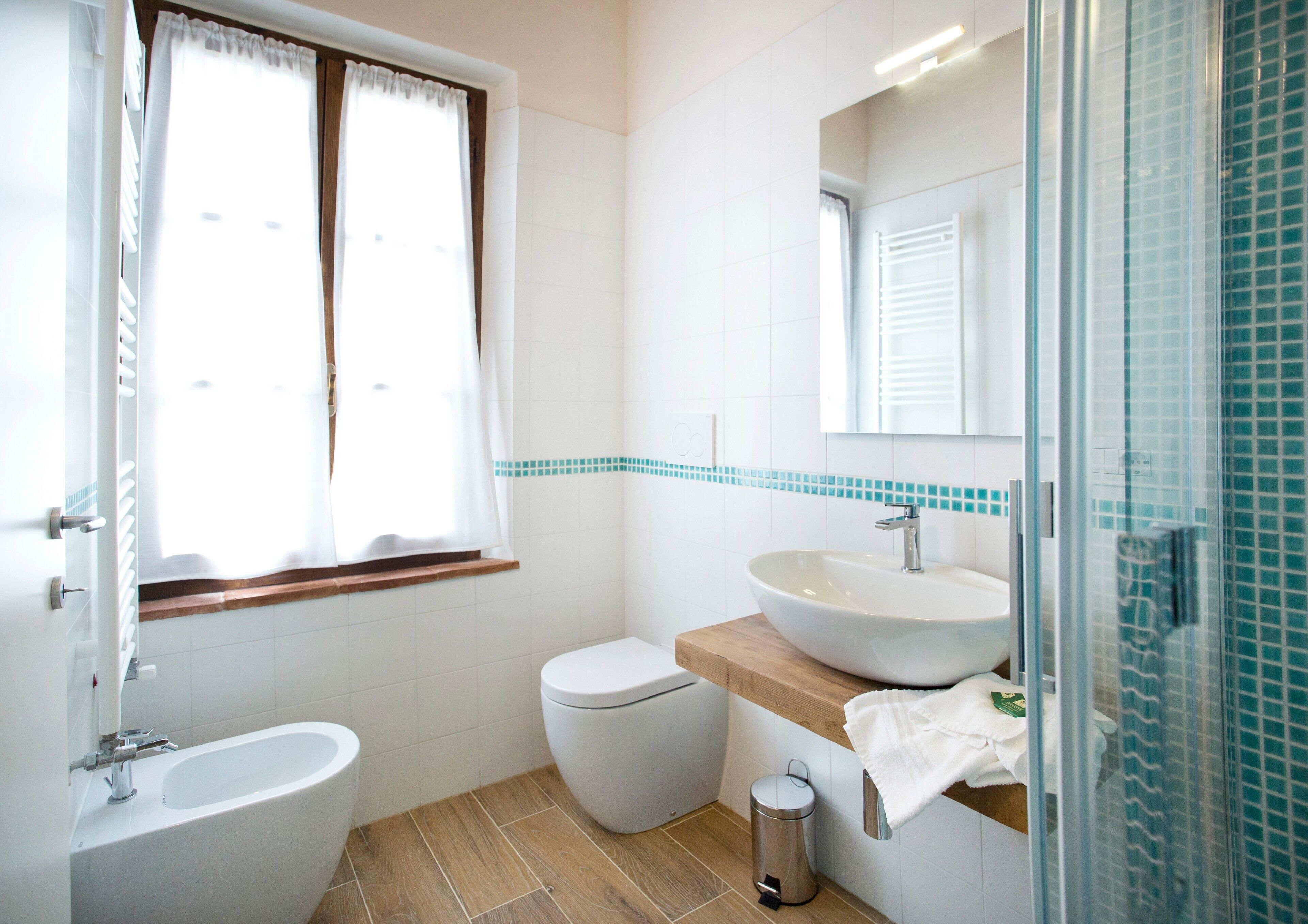 Un baño moderno con bañera, inodoro y lavamanos.