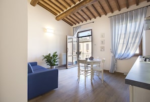 Appartement, 1 chambre | Restauration dans la chambre