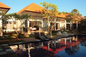 Una piscina al aire libre