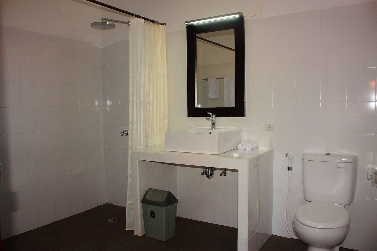deluxe cottage | bathroom | shower, free toiletries, towels