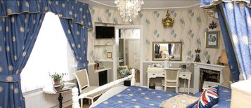 办公桌、遮光窗帘、熨斗/熨板、免费 WiFi