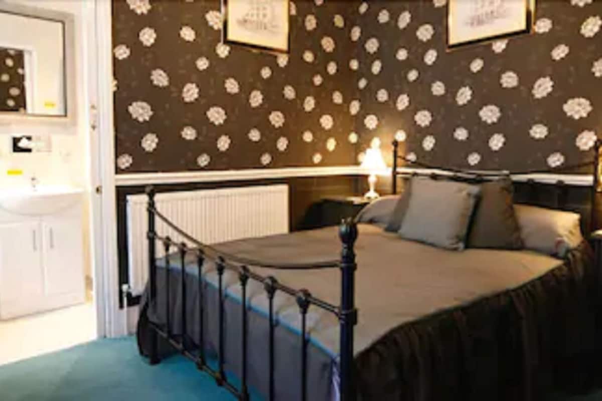 double room | desk, blackout curtains, iron/ironing board, free cots/infant beds