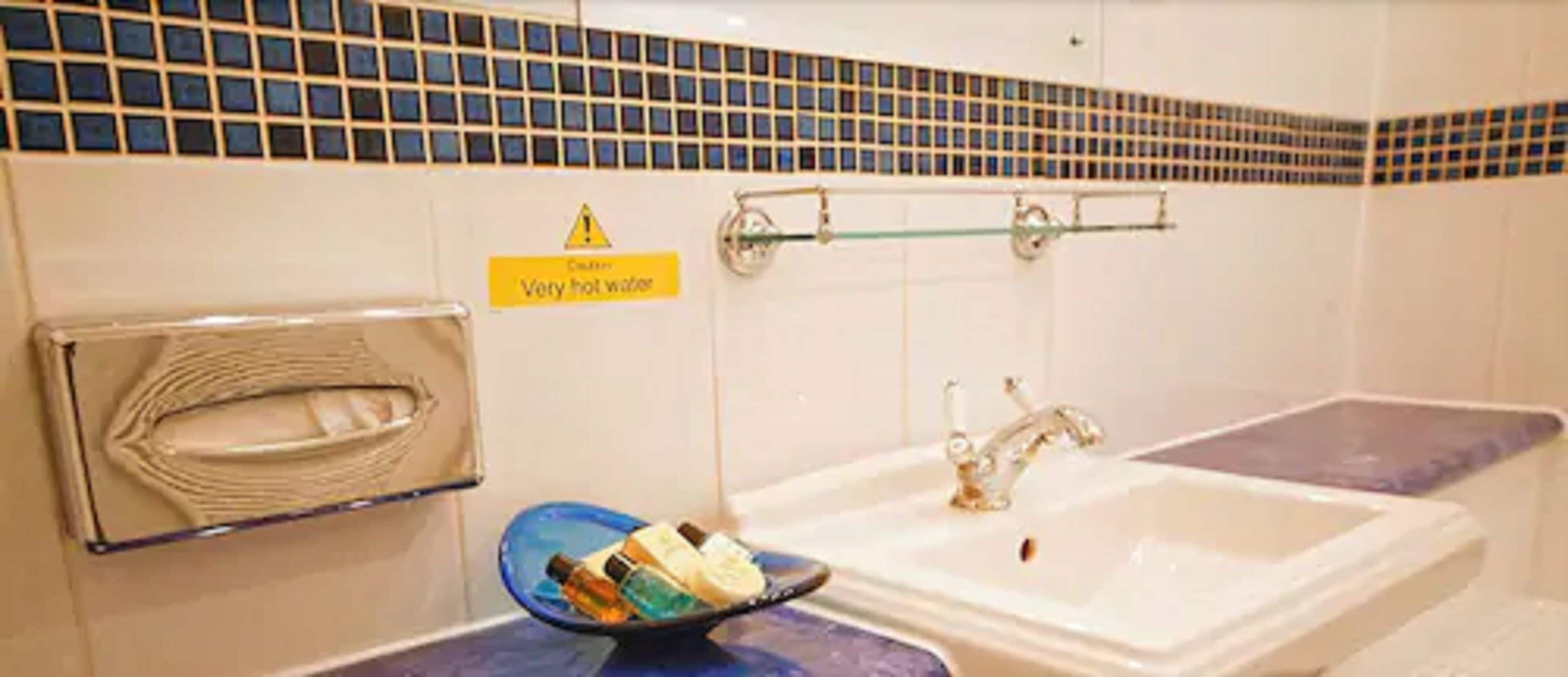 twin room | bathroom | combined shower/bathtub, hair dryer, towels, toilet paper