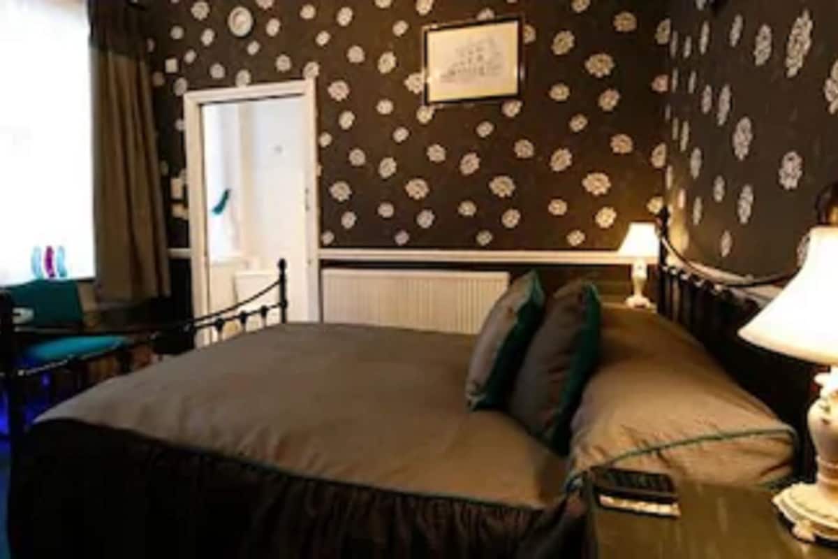 double room | desk, blackout curtains, iron/ironing board, free cots/infant beds