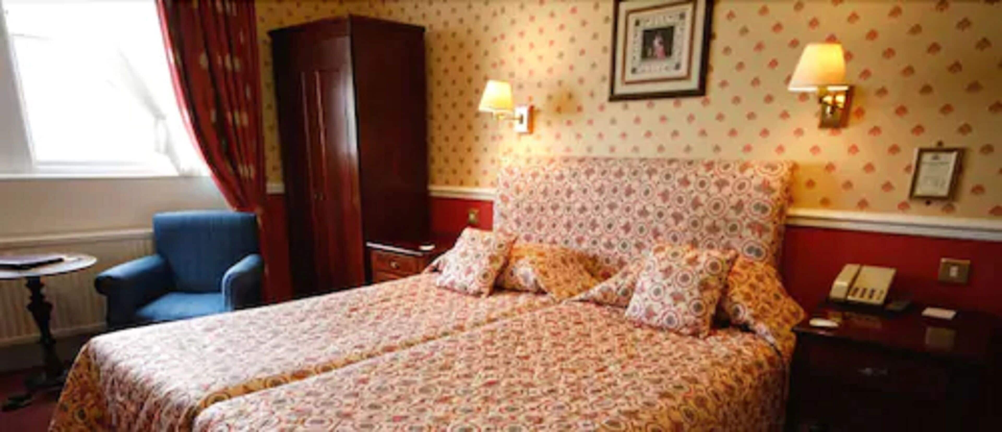 twin room | desk, blackout curtains, iron/ironing board, free cots/infant beds