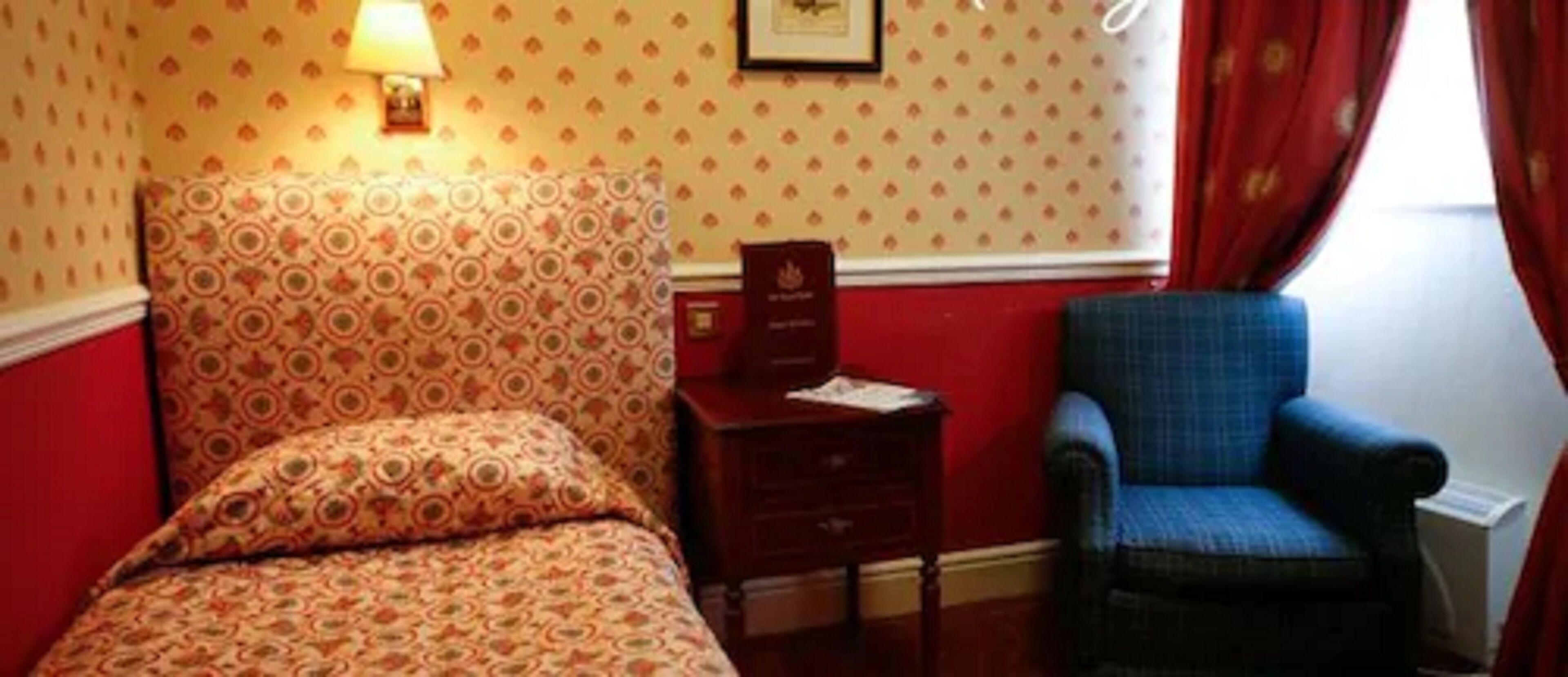 single room | desk, blackout curtains, iron/ironing board, free cots/infant beds