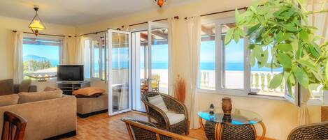 Apartment, 3 Bedrooms, Sea View | Living area