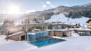 Sisäuima-allas, 2 ulkouima-allasta, aurinkovarjoja, aurinkotuoleja