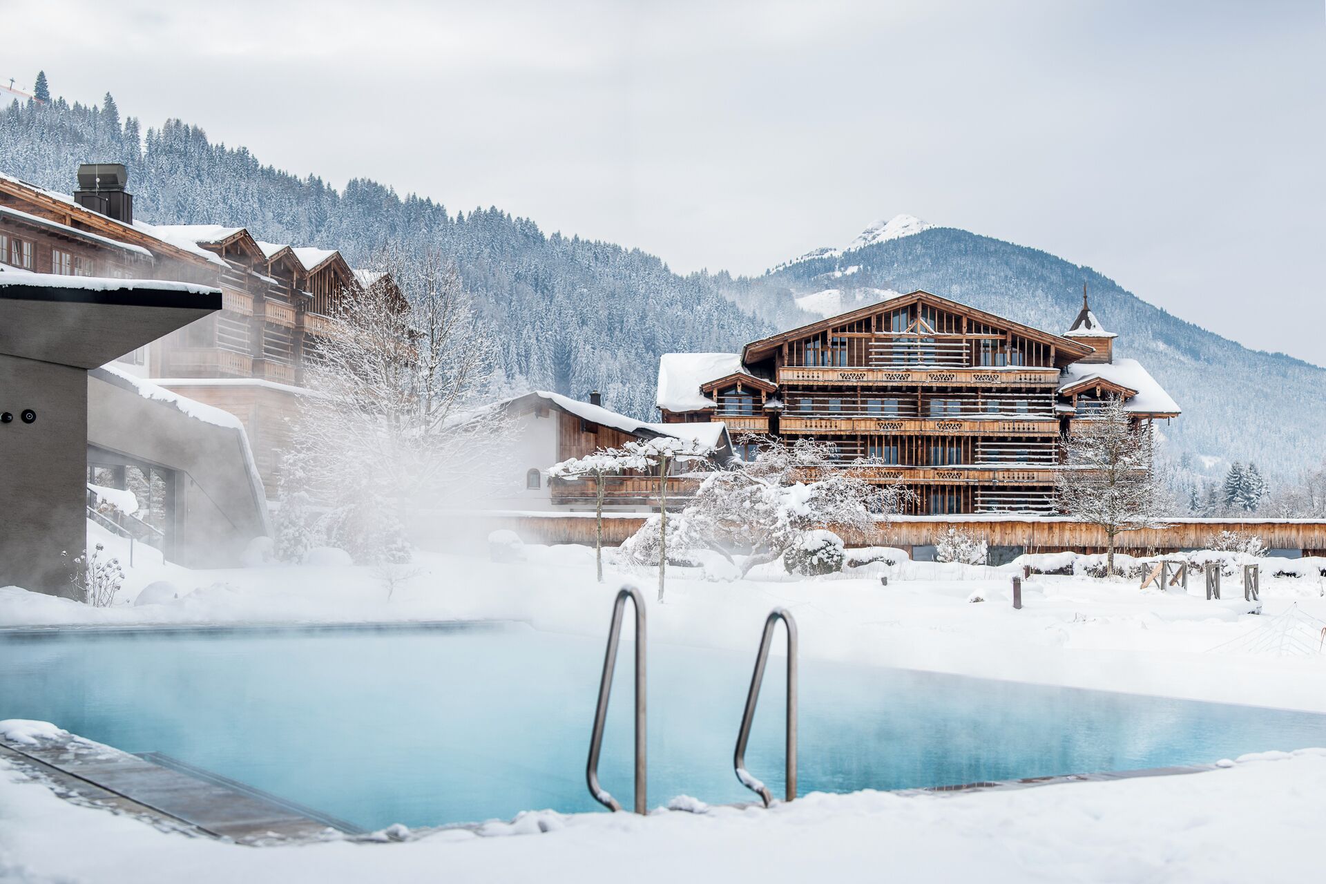 Piscina coberta, 2 piscines a l'aire lliure, para-sols i gandules 