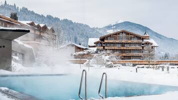 Innenpool, 2 AuĂenpools, Sonnenschirme, LiegestĂŒhle