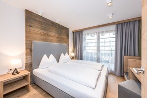 In-room safe, desk, blackout drapes, soundproofing - Puradies (Leogang)