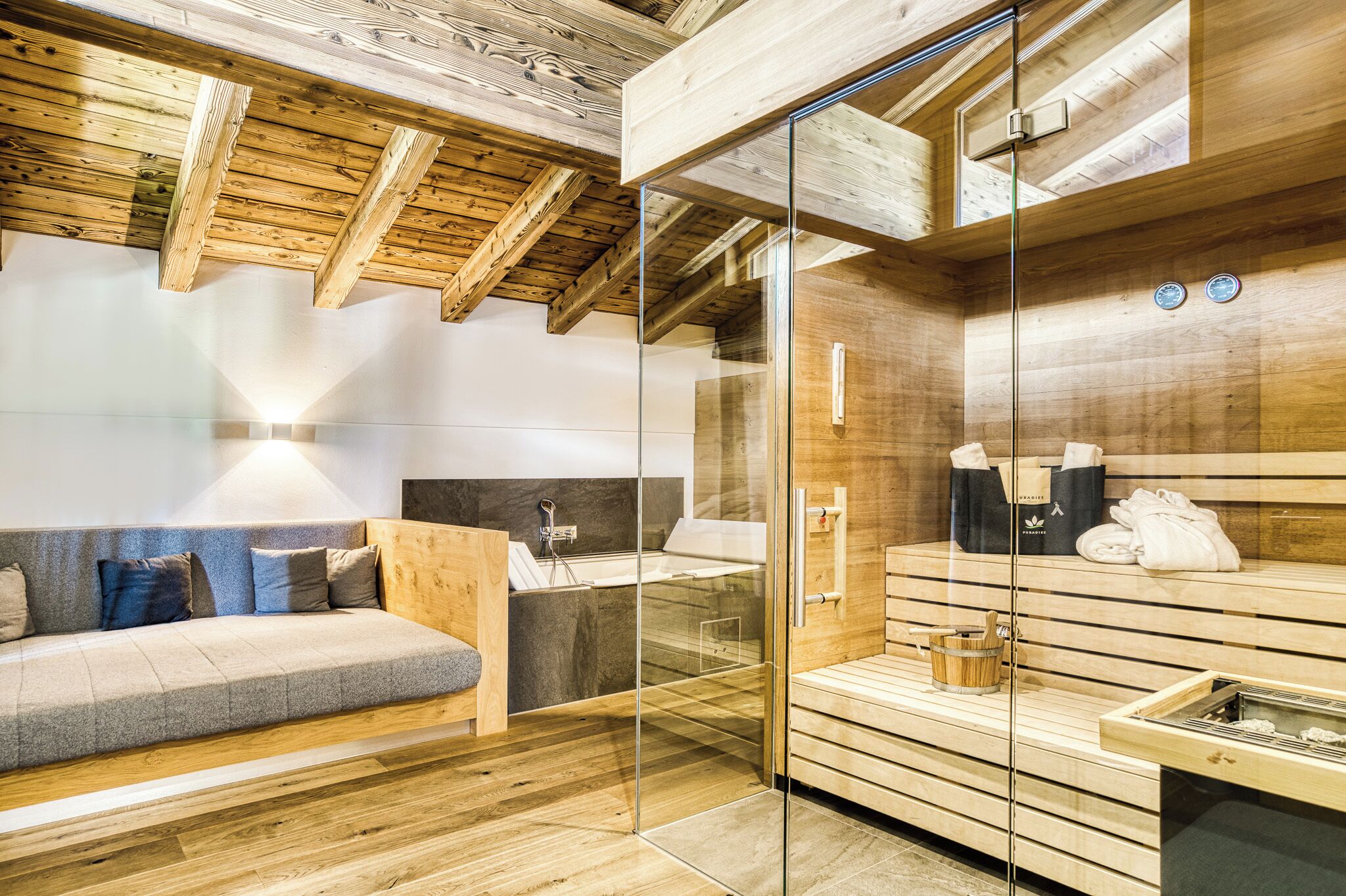 Suite – premier, 1 soverom, balkong (private SPA) | Safe på rommet, skrivebord, blendingsgardiner og lydisolert