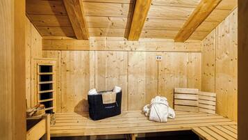 Un sauna de madera con bancos, un perchero para toallas y una bolsa de almacenamiento.