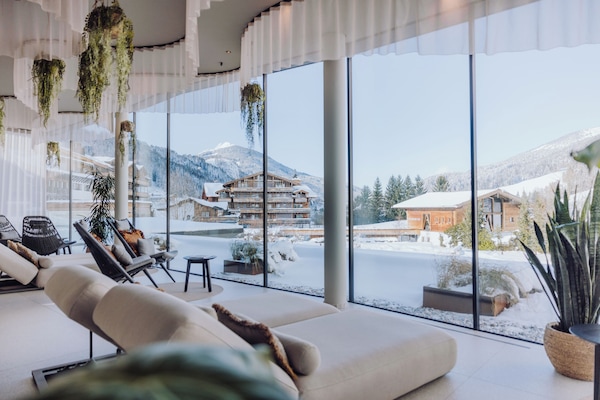 Innenpool, 2 Außenpools, Sonnenschirme, Liegestühle