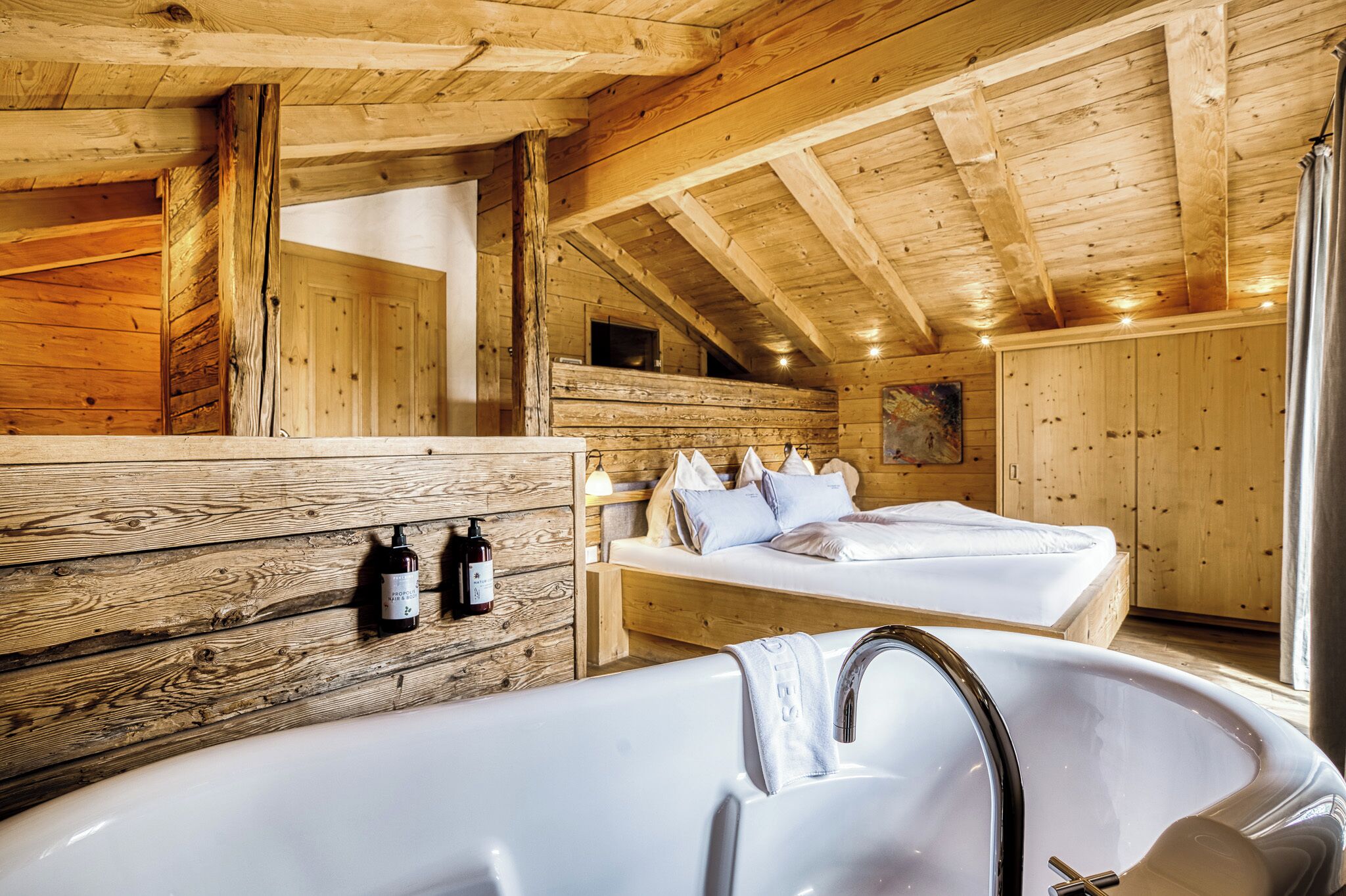 Alpehytte – honeymoon, 1 soverom, terrasse (private SPA) | Safe på rommet, skrivebord, blendingsgardiner og lydisolert