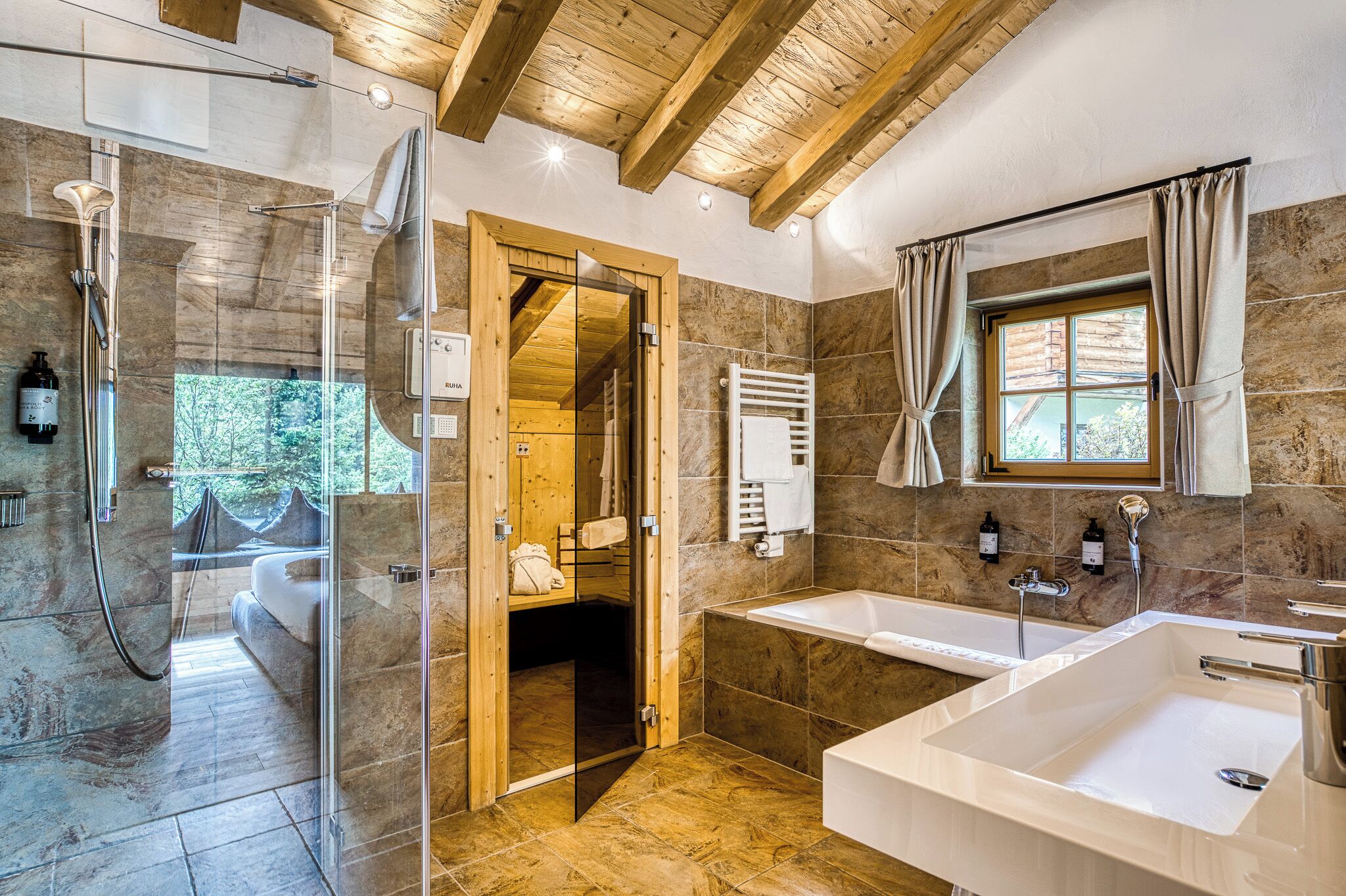 Signature-Chalet, 1 Schlafzimmer, Terrasse (private SPA) | Badezimmer | Kostenlose Toilettenartikel, Haartrockner, Bademäntel, Handtücher