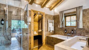Signature-Chalet, 1 Schlafzimmer, Terrasse (private SPA) | Badezimmer | Kostenlose Toilettenartikel, Haartrockner, BademĂ€ntel, HandtĂŒcher